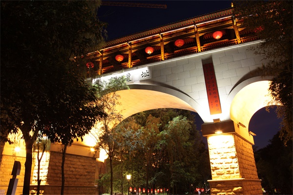 城市夜景亮化工程展現(xiàn)秀麗亮化美景